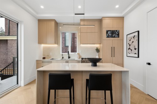 1-3637 46Th Avenue E, Vancouver, BC - Indoor Photo Showing Kitchen With Upgraded Kitchen