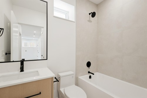 1-3637 46Th Avenue E, Vancouver, BC - Indoor Photo Showing Bathroom