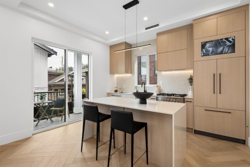 2-3637 46Th Avenue E, Vancouver, BC - Indoor Photo Showing Kitchen With Upgraded Kitchen