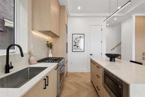 2-3637 46Th Avenue E, Vancouver, BC - Indoor Photo Showing Kitchen With Upgraded Kitchen