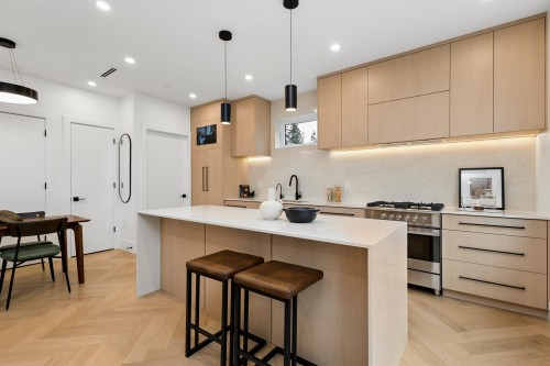 1-3639 46Th Avenue E, Vancouver, BC - Indoor Photo Showing Kitchen With Upgraded Kitchen
