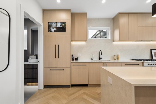 1-3639 46Th Avenue E, Vancouver, BC - Indoor Photo Showing Kitchen With Upgraded Kitchen