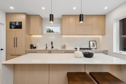 1-3639 46Th Avenue E, Vancouver, BC - Indoor Photo Showing Kitchen With Upgraded Kitchen