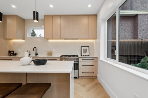 1-3639 46Th Avenue E, Vancouver, BC - Indoor Photo Showing Kitchen With Upgraded Kitchen