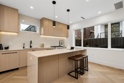 1-3639 46Th Avenue E, Vancouver, BC - Indoor Photo Showing Kitchen With Upgraded Kitchen
