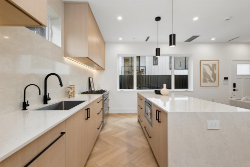 1-3639 46Th Avenue E, Vancouver, BC - Indoor Photo Showing Kitchen With Upgraded Kitchen