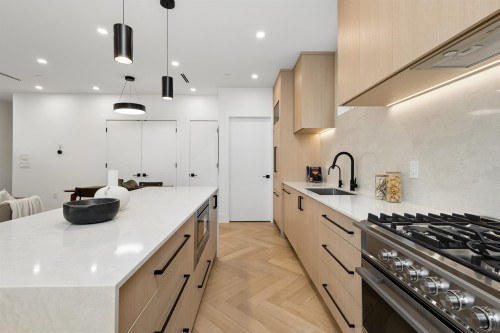 1-3639 46Th Avenue E, Vancouver, BC - Indoor Photo Showing Kitchen With Upgraded Kitchen
