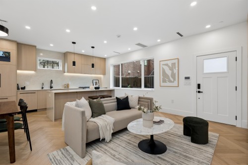 1-3639 46Th Avenue E, Vancouver, BC - Indoor Photo Showing Living Room