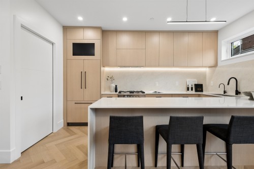 2-3639 46Th Avenue E, Vancouver, BC - Indoor Photo Showing Kitchen