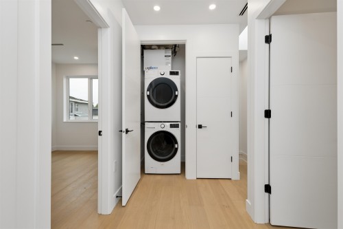 2-3639 46Th Avenue E, Vancouver, BC - Indoor Photo Showing Laundry Room