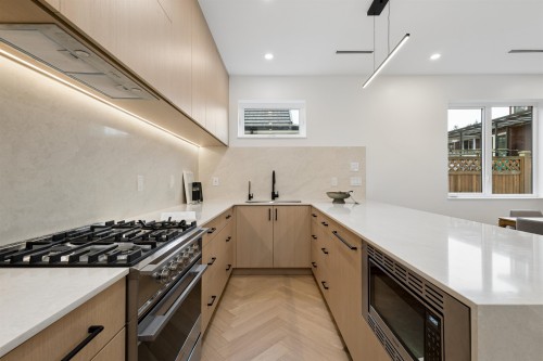 2-3639 46Th Avenue E, Vancouver, BC - Indoor Photo Showing Kitchen With Upgraded Kitchen