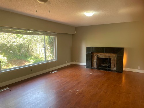 6748 Ash Street, Vancouver, BC - Indoor Photo Showing Living Room With Fireplace
