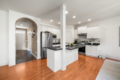 1931 Parkway Boulevard, Coquitlam, BC - Indoor Photo Showing Kitchen With Upgraded Kitchen