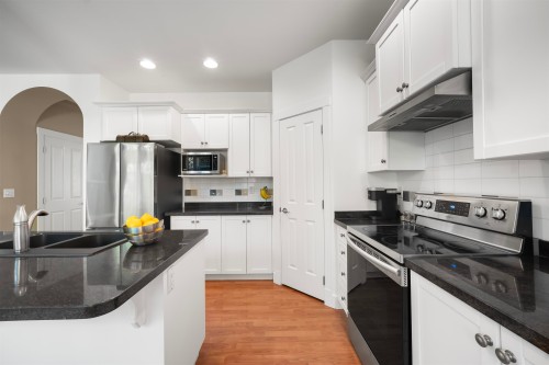 1931 Parkway Boulevard, Coquitlam, BC - Indoor Photo Showing Kitchen With Double Sink