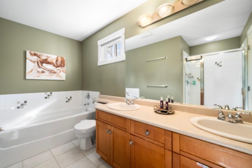 1931 Parkway Boulevard, Coquitlam, BC - Indoor Photo Showing Bathroom