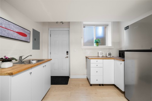 1931 Parkway Boulevard, Coquitlam, BC - Indoor Photo Showing Kitchen
