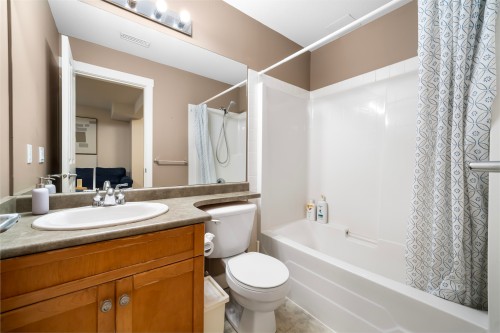 1931 Parkway Boulevard, Coquitlam, BC - Indoor Photo Showing Bathroom