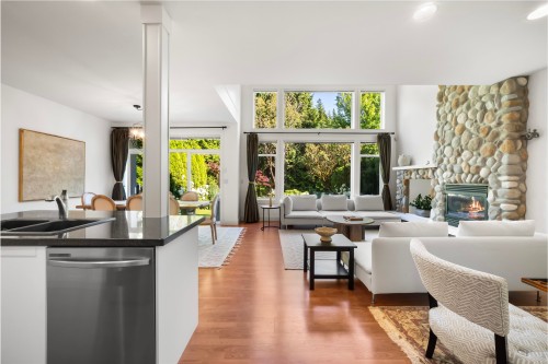 1931 Parkway Boulevard, Coquitlam, BC - Indoor With Fireplace