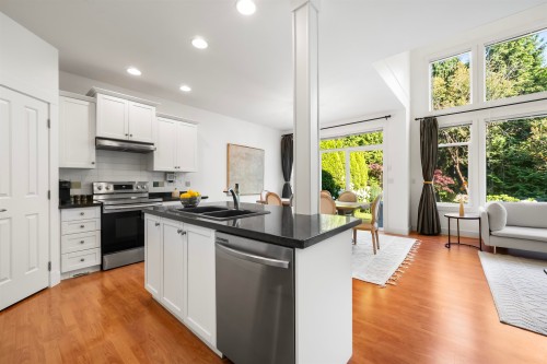 1931 Parkway Boulevard, Coquitlam, BC - Indoor Photo Showing Kitchen With Double Sink