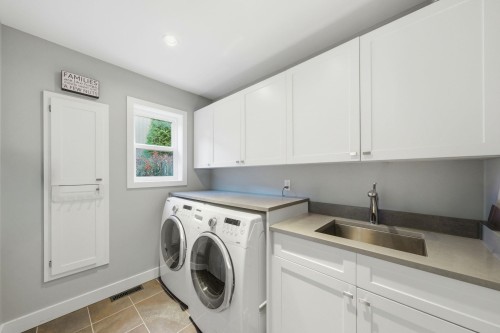2023 Hill Drive, North Vancouver, BC - Indoor Photo Showing Laundry Room