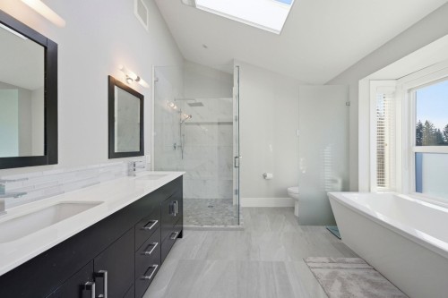 2023 Hill Drive, North Vancouver, BC - Indoor Photo Showing Bathroom