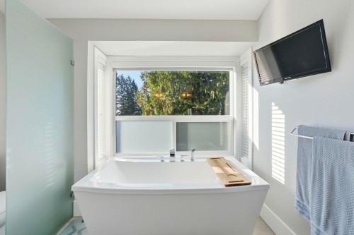 2023 Hill Drive, North Vancouver, BC - Indoor Photo Showing Bathroom