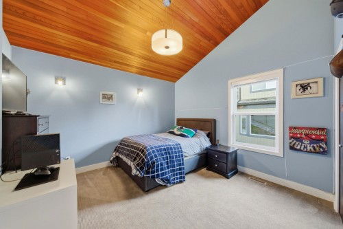 2023 Hill Drive, North Vancouver, BC - Indoor Photo Showing Bedroom