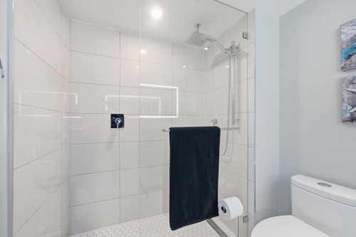 2023 Hill Drive, North Vancouver, BC - Indoor Photo Showing Bathroom