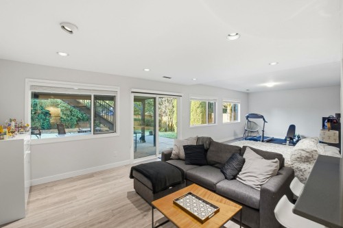 2023 Hill Drive, North Vancouver, BC - Indoor Photo Showing Living Room