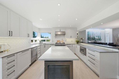2023 Hill Drive, North Vancouver, BC - Indoor Photo Showing Kitchen With Upgraded Kitchen