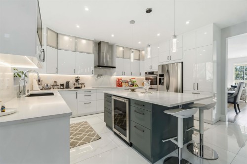 108 Sycamore Drive, Port Moody, BC - Indoor Photo Showing Kitchen With Upgraded Kitchen