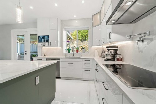 108 Sycamore Drive, Port Moody, BC - Indoor Photo Showing Kitchen With Upgraded Kitchen