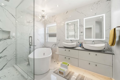 108 Sycamore Drive, Port Moody, BC - Indoor Photo Showing Bathroom