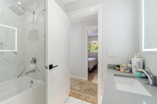 108 Sycamore Drive, Port Moody, BC - Indoor Photo Showing Bathroom
