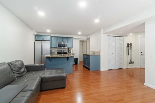 108 Sycamore Drive, Port Moody, BC - Indoor Photo Showing Living Room