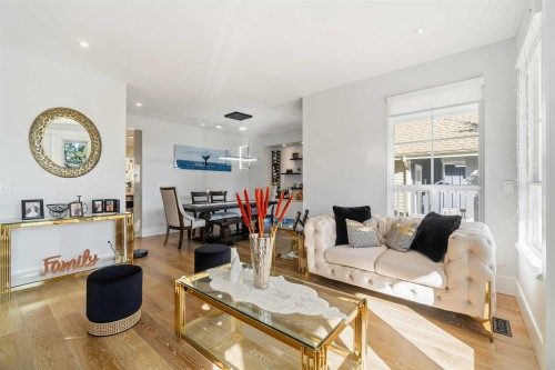 108 Sycamore Drive, Port Moody, BC - Indoor Photo Showing Living Room