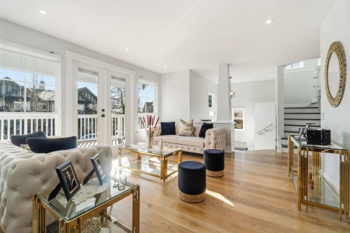 108 Sycamore Drive, Port Moody, BC - Indoor Photo Showing Living Room