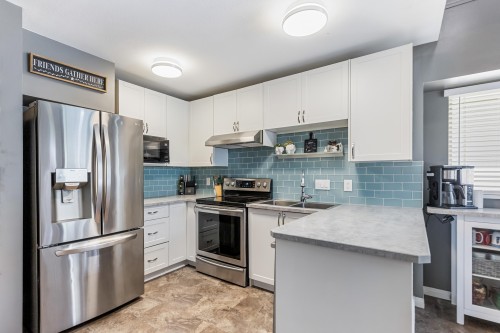 5-22980 Abernethy Lane, Maple Ridge, BC - Indoor Photo Showing Kitchen With Double Sink With Upgraded Kitchen