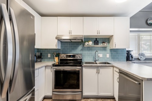5-22980 Abernethy Lane, Maple Ridge, BC - Indoor Photo Showing Kitchen With Double Sink