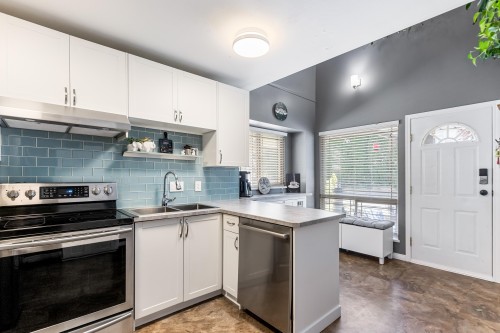 5-22980 Abernethy Lane, Maple Ridge, BC - Indoor Photo Showing Kitchen With Double Sink