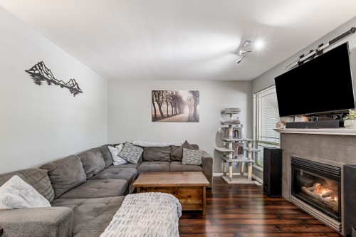 5-22980 Abernethy Lane, Maple Ridge, BC - Indoor Photo Showing Living Room With Fireplace