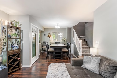 5-22980 Abernethy Lane, Maple Ridge, BC - Indoor Photo Showing Living Room