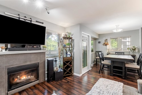 5-22980 Abernethy Lane, Maple Ridge, BC - Indoor Photo Showing Living Room With Fireplace