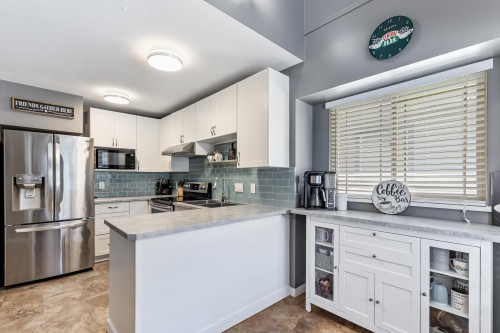5-22980 Abernethy Lane, Maple Ridge, BC - Indoor Photo Showing Kitchen With Double Sink With Upgraded Kitchen