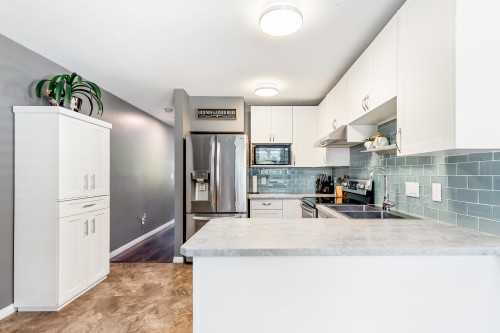 5-22980 Abernethy Lane, Maple Ridge, BC - Indoor Photo Showing Kitchen With Double Sink With Upgraded Kitchen