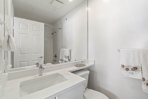 8433 Jellicoe Street, Vancouver, BC - Indoor Photo Showing Bathroom