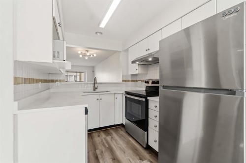 8433 Jellicoe Street, Vancouver, BC - Indoor Photo Showing Kitchen