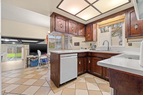 10760 Seamount Road, Richmond, BC - Indoor Photo Showing Kitchen With Double Sink