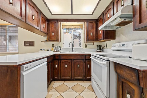 10760 Seamount Road, Richmond, BC - Indoor Photo Showing Kitchen With Double Sink
