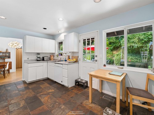 1525 Avonlynn Crescent, North Vancouver, BC - Indoor